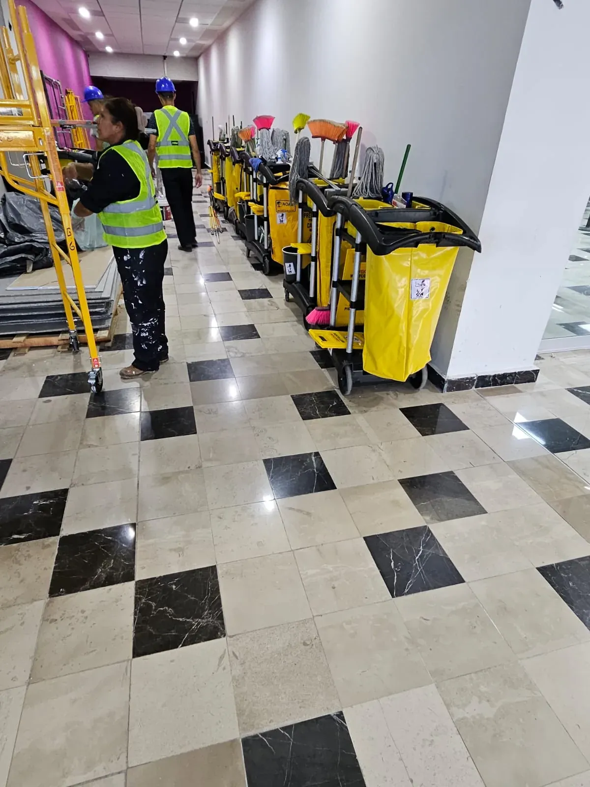 Carritos de limpieza de Grupo Lyon alineados en un pasillo del aeropuerto