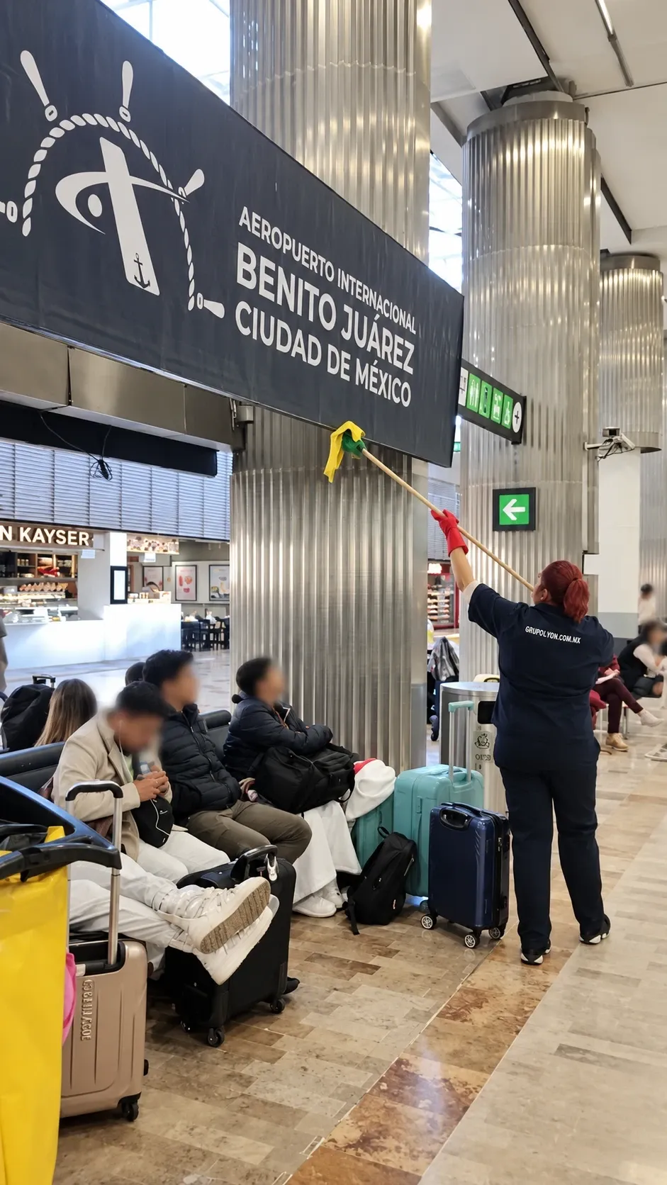 Personal de Grupo Lyon limpiando en el Aeropuerto Internacional de la Ciudad de México