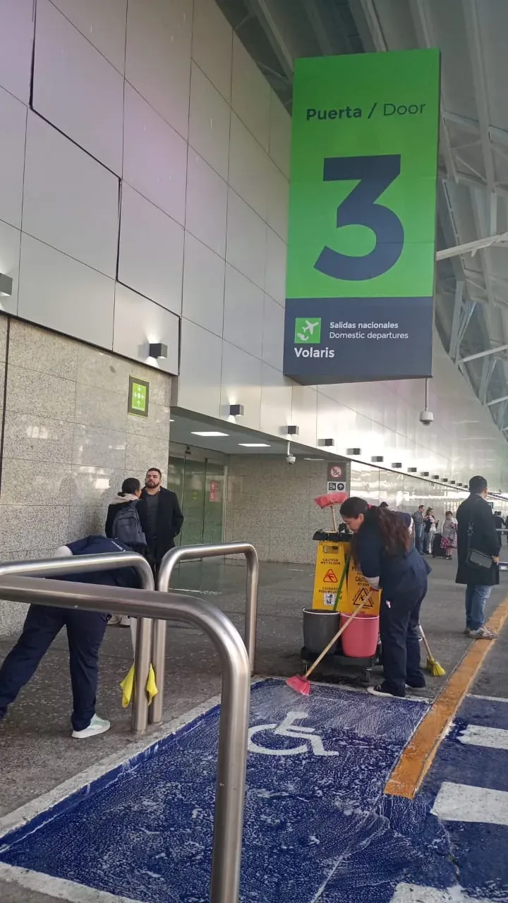 Personal de Grupo Lyon limpiando el área de la Puerta 3 del aeropuerto