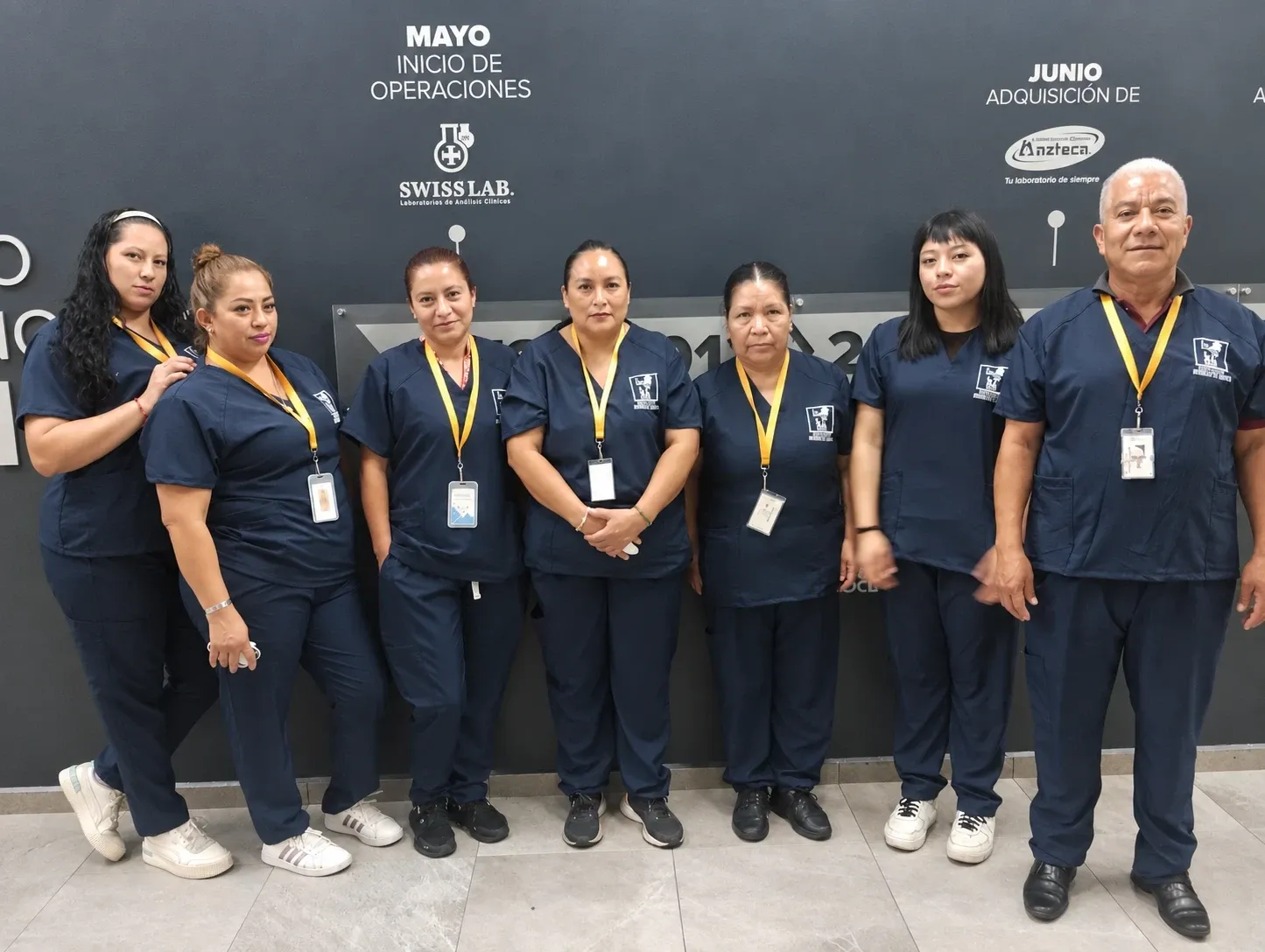 Equipo de personal de limpieza de Grupo Lyon con uniforme y gafete