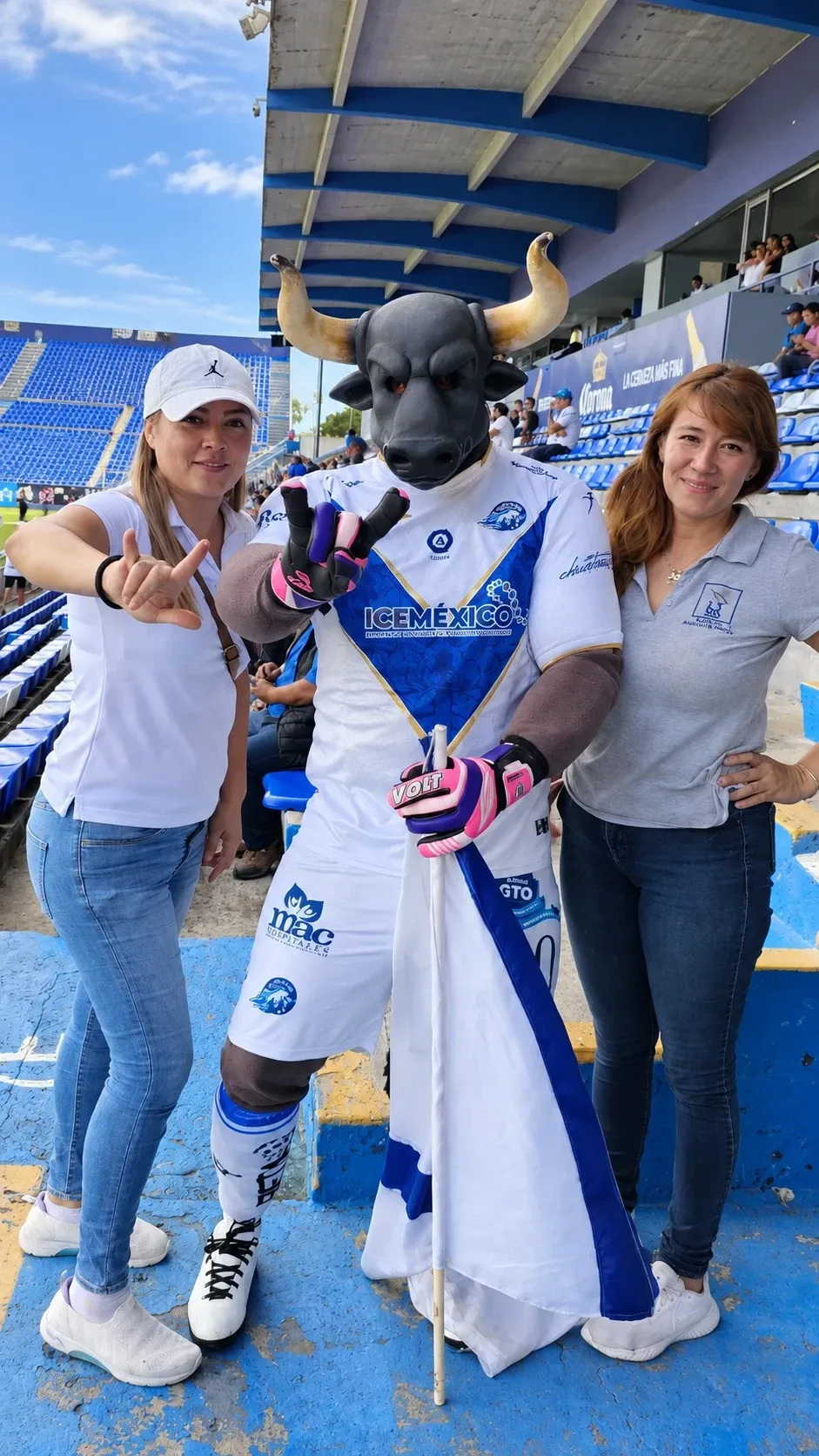 Personal de Grupo Lyon con la mascota del equipo durante un evento en el estadio