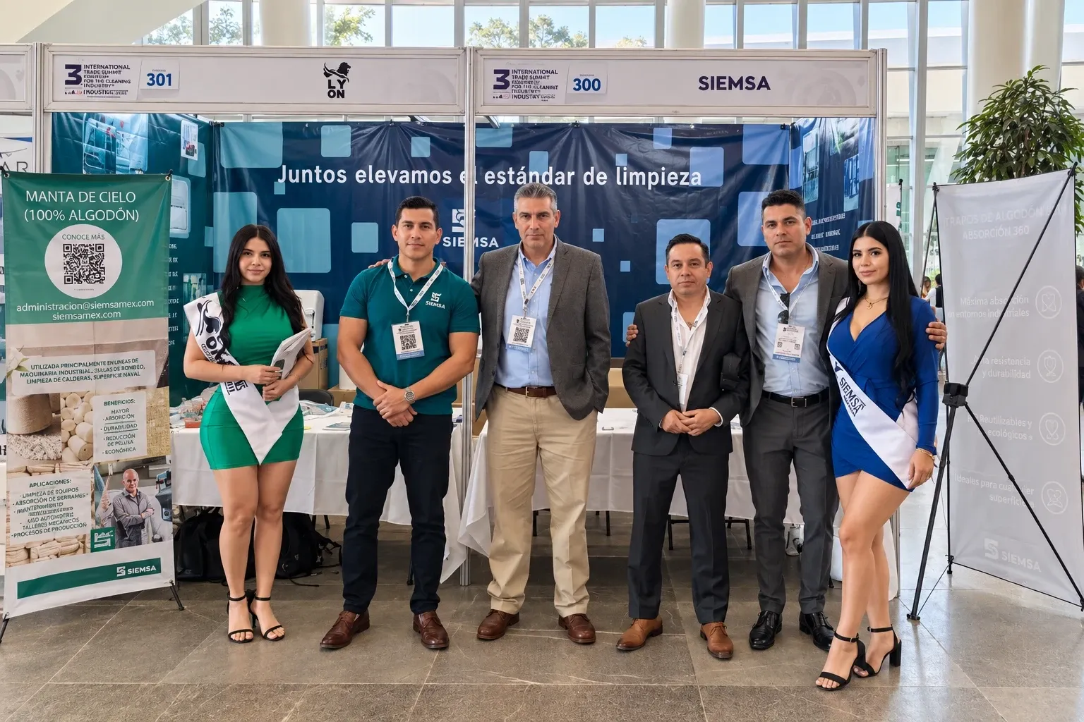 Equipo directivo de Grupo Lyon en su stand de exposición